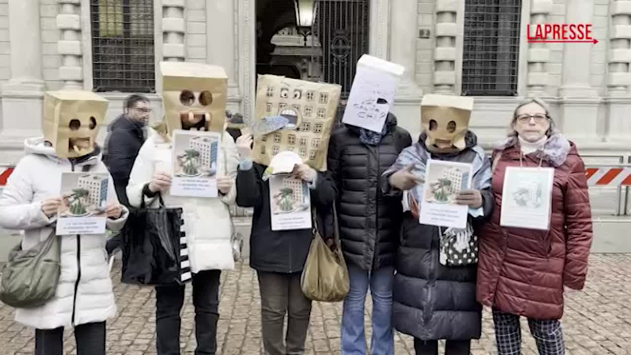 Salva Milano, in centinaia al presidio davanti a Palazzo Marino