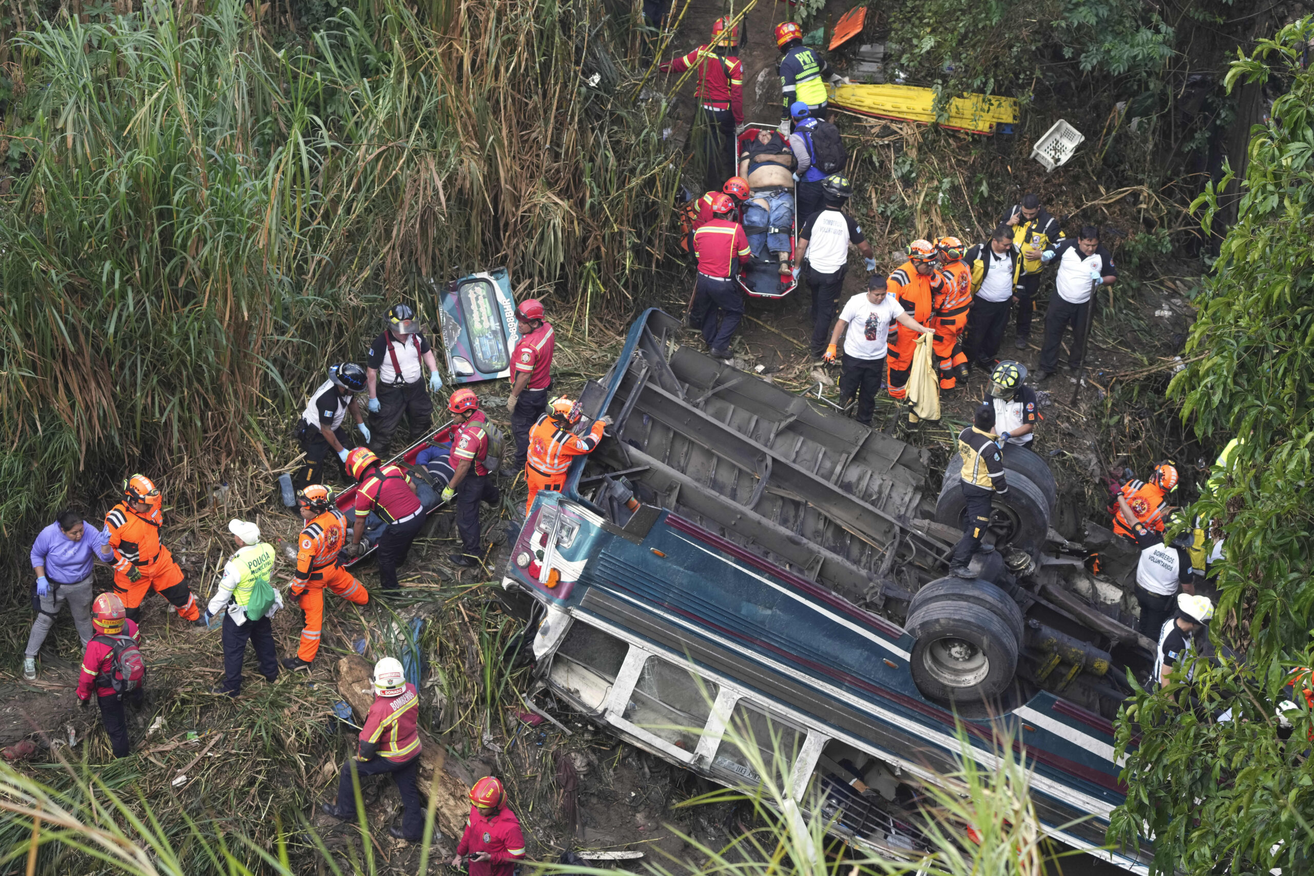 Guatemala, autobus precipita in un burrone: almeno 54 morti