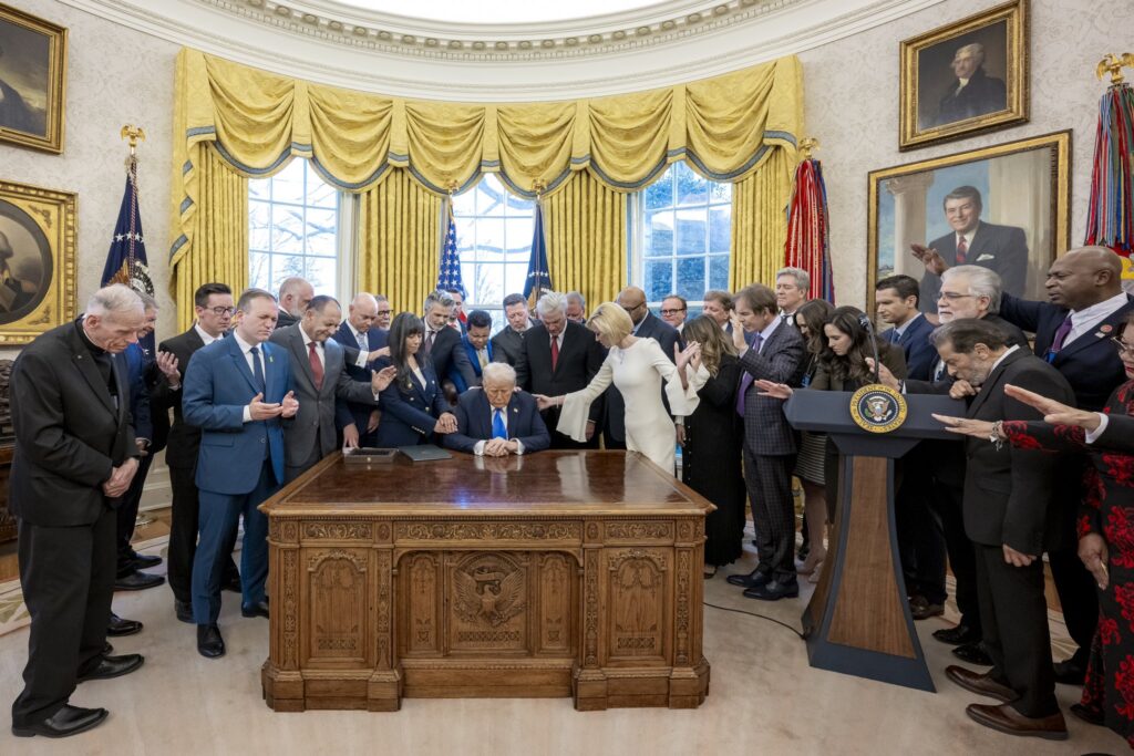 Usa, Trump tra i predicatori nello Studio Ovale: la foto da “Ultima Cena”