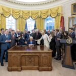 Usa, Trump tra i predicatori nello Studio Ovale: la foto da “Ultima Cena”