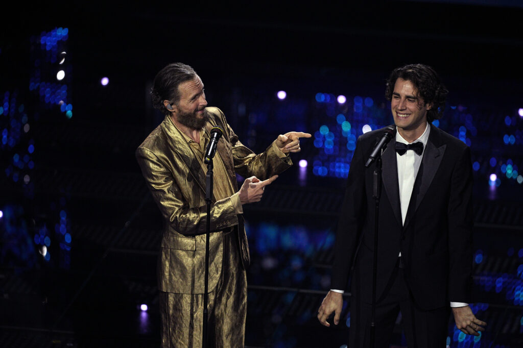 Galleria foto 'Sanremo 2025, dal nero di Giorgia al total white di Tony Effe: tutti i look della prima serata' - foto 17