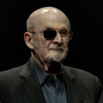 Usa, Salman Rushdie testimonia a processo per aggressione subita nel 2022