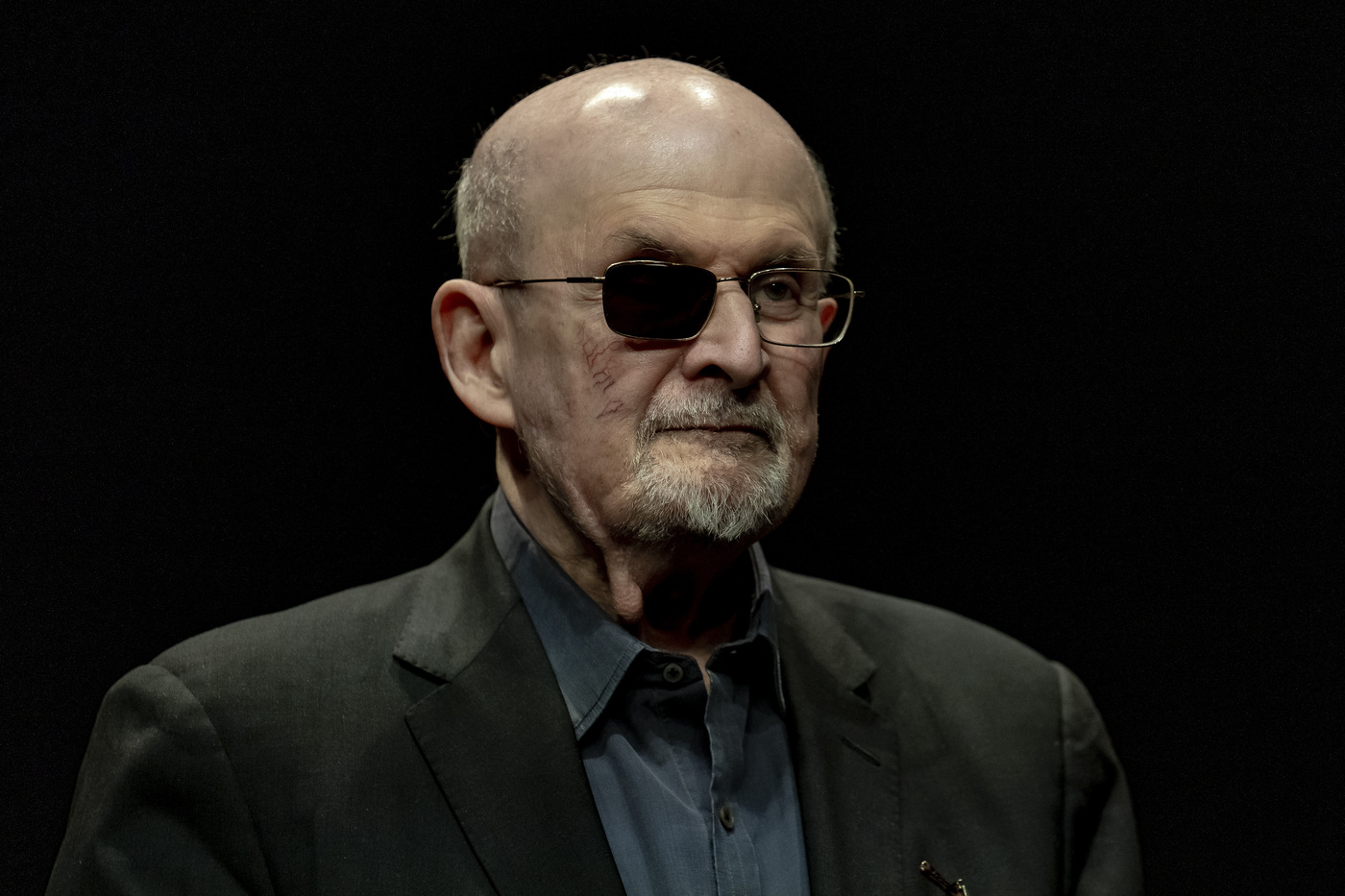 Usa, Salman Rushdie testimonia a processo per aggressione subita nel 2022