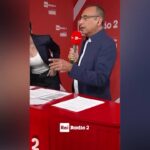 Sanremo 2025, Carlo Conti canta “Through The Night” a Rai Radio2