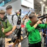 Bambini con il fucile in mano: bufera sulla Fiera delle armi Eos a Verona