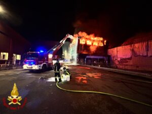 Incendio a Reggio Emilia, a fuoco stabilimento Inalca: “Chiudere le finestre”