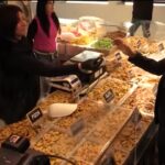 Santanchè al Nauticsud compra taralli allo stand: “Voglio pagarli, sono tutti già pronti a riprendere”