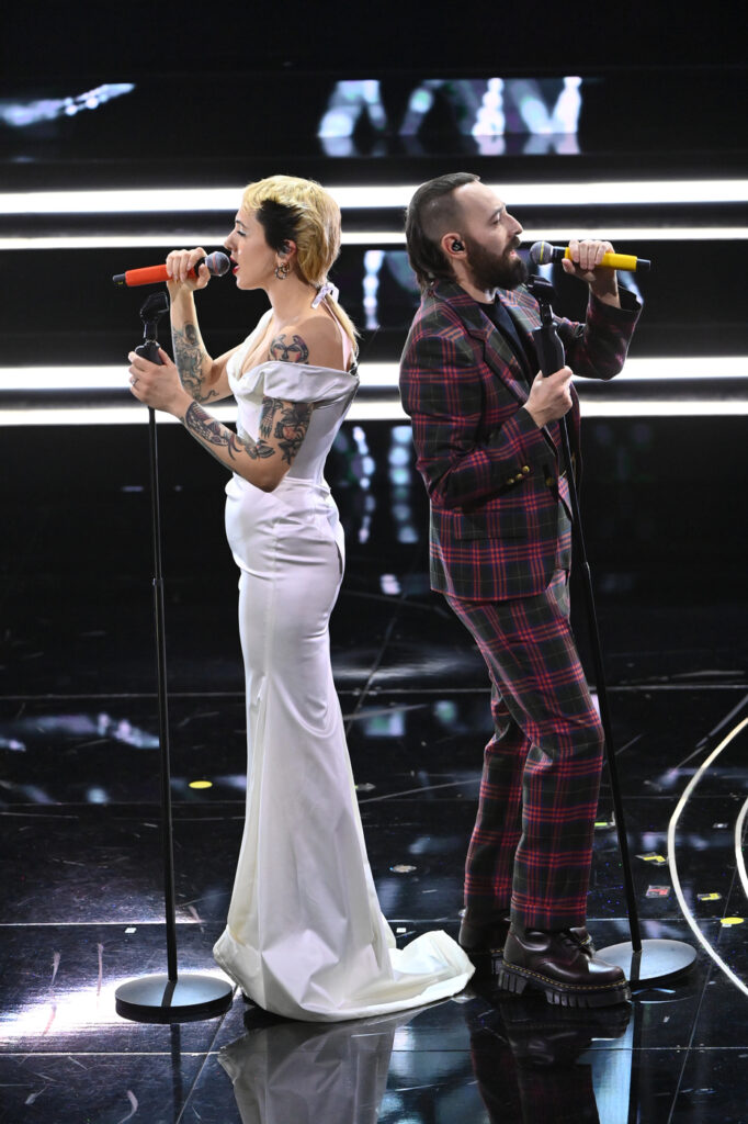 Galleria foto 'Sanremo 2025, dal nero di Giorgia al total white di Tony Effe: tutti i look della prima serata' - foto 8