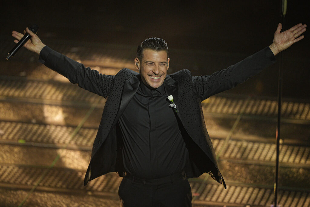 Galleria foto 'Sanremo 2025, dal nero di Giorgia al total white di Tony Effe: tutti i look della prima serata' - foto 4