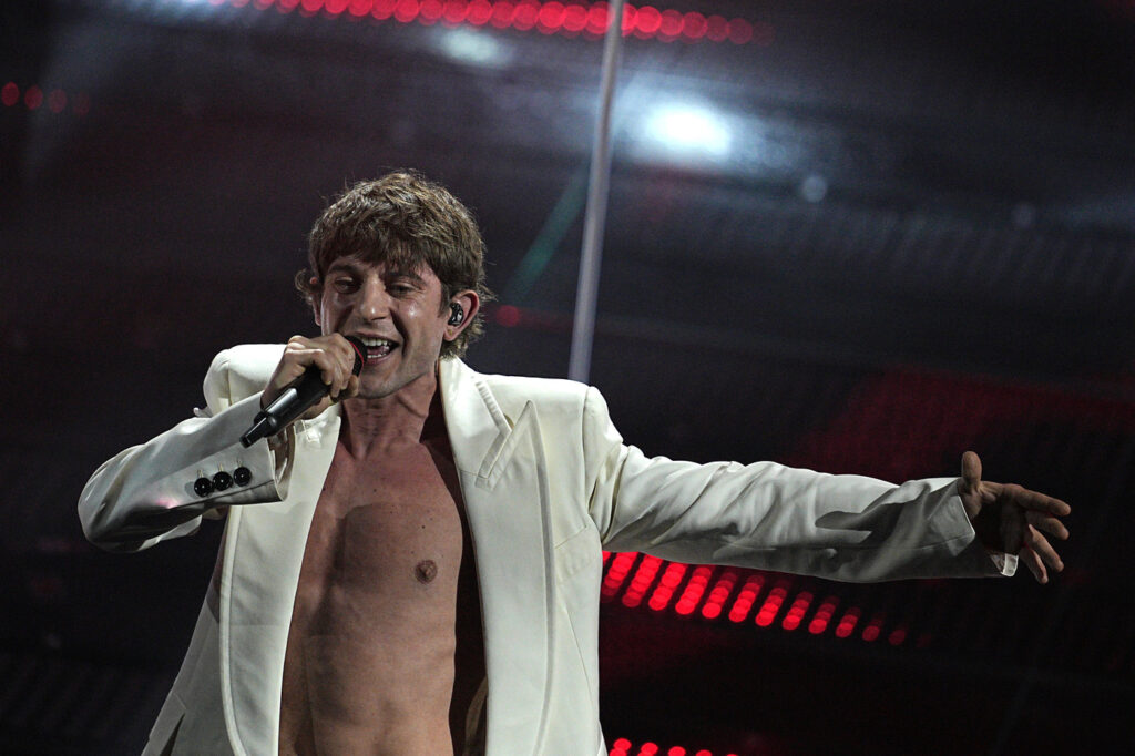 Galleria foto 'Sanremo 2025, dal nero di Giorgia al total white di Tony Effe: tutti i look della prima serata' - foto 5