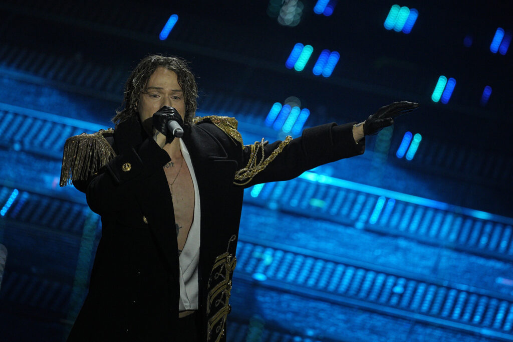 Galleria foto 'Sanremo 2025, dal nero di Giorgia al total white di Tony Effe: tutti i look della prima serata' - foto 7