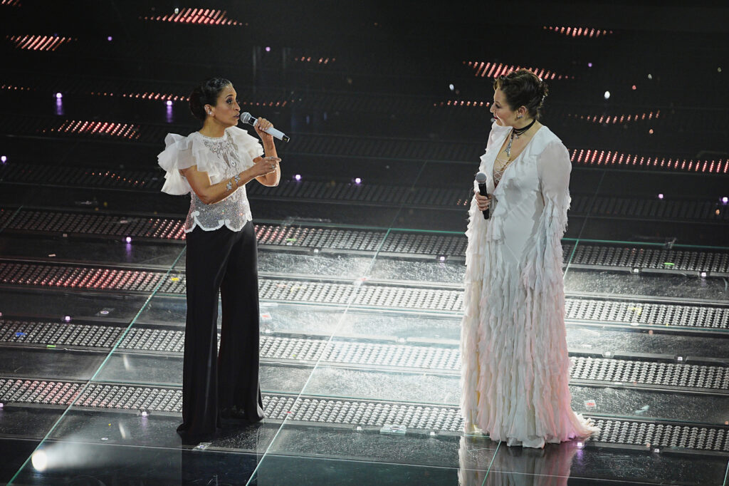 Galleria foto 'Sanremo 2025, dal nero di Giorgia al total white di Tony Effe: tutti i look della prima serata' - foto 12