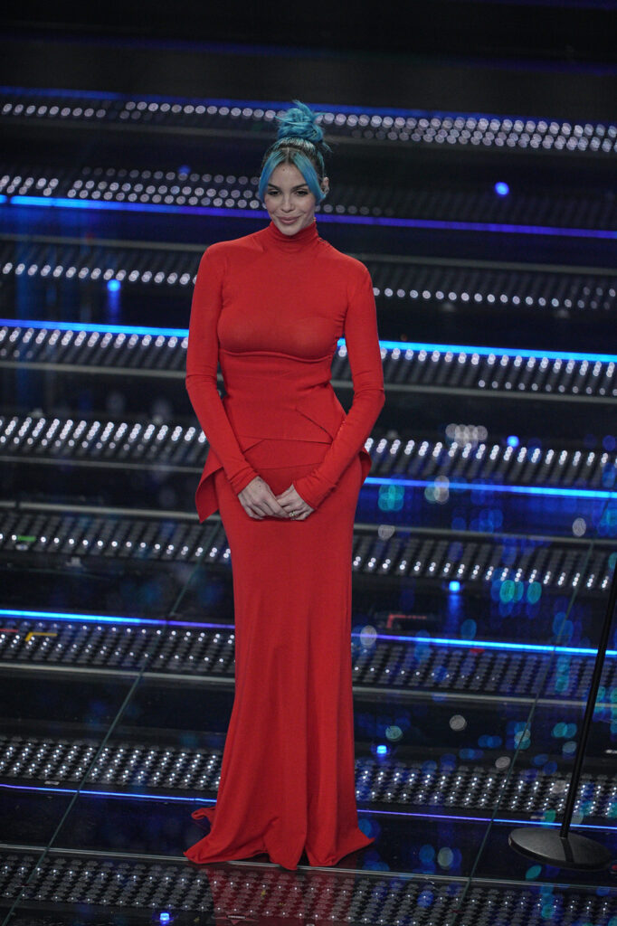 Galleria foto 'Sanremo 2025, dal nero di Giorgia al total white di Tony Effe: tutti i look della prima serata' - foto 15