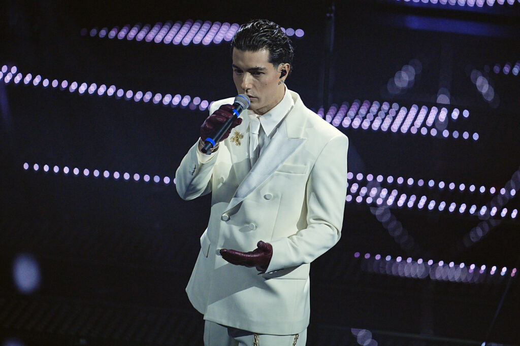 Galleria foto 'Sanremo 2025, dal nero di Giorgia al total white di Tony Effe: tutti i look della prima serata' - foto 22