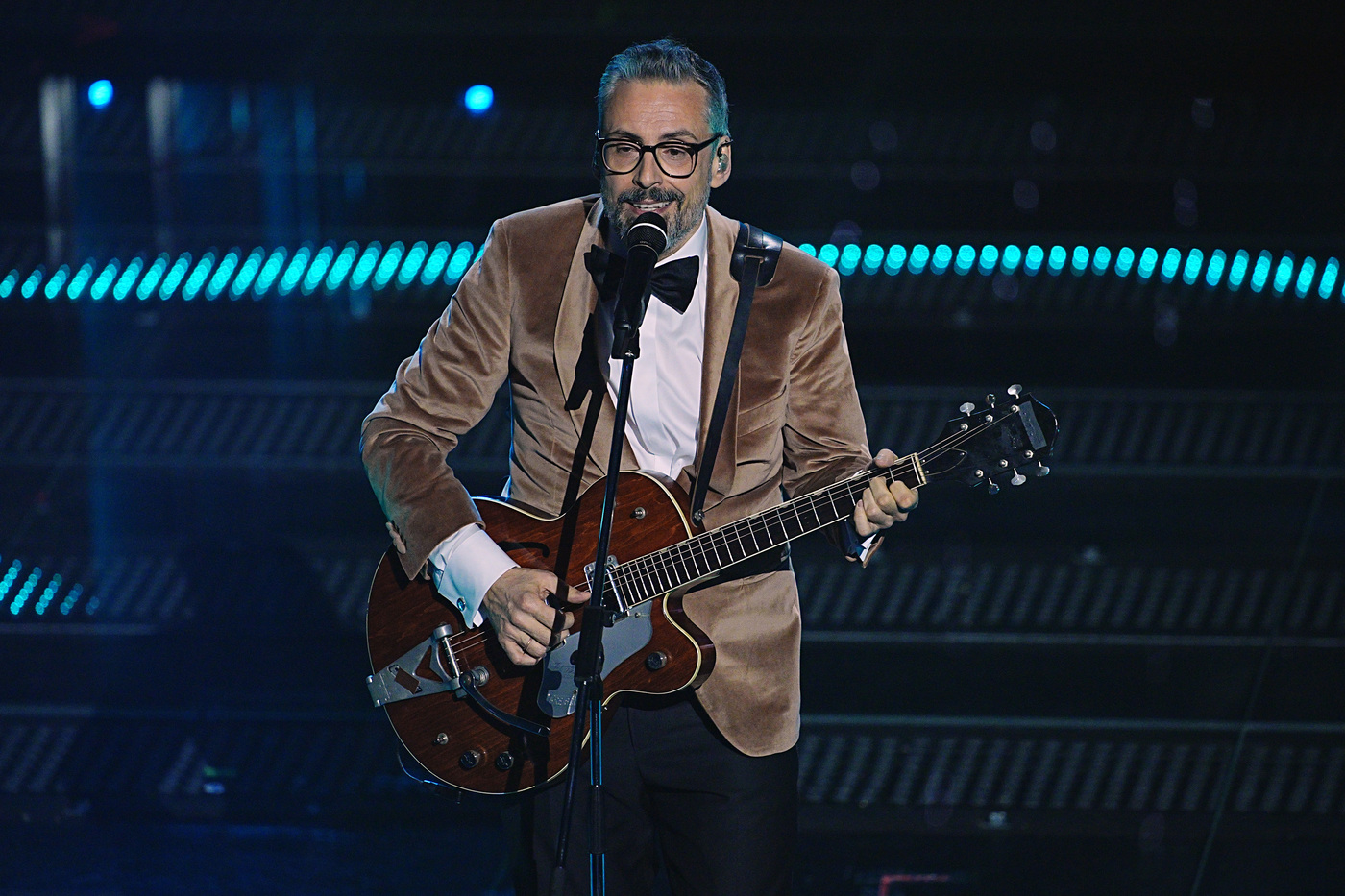 Sanremo 2025, la prima serata: il Festival entra nella storia con Papa Francesco
