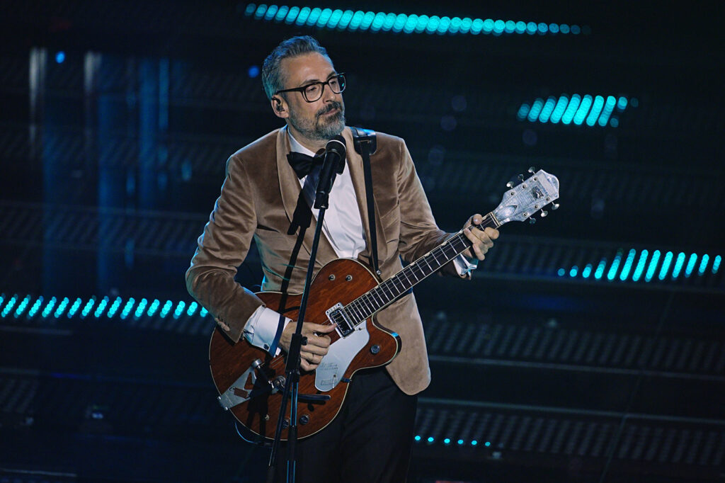 Galleria foto 'Sanremo 2025, dal nero di Giorgia al total white di Tony Effe: tutti i look della prima serata' - foto 24