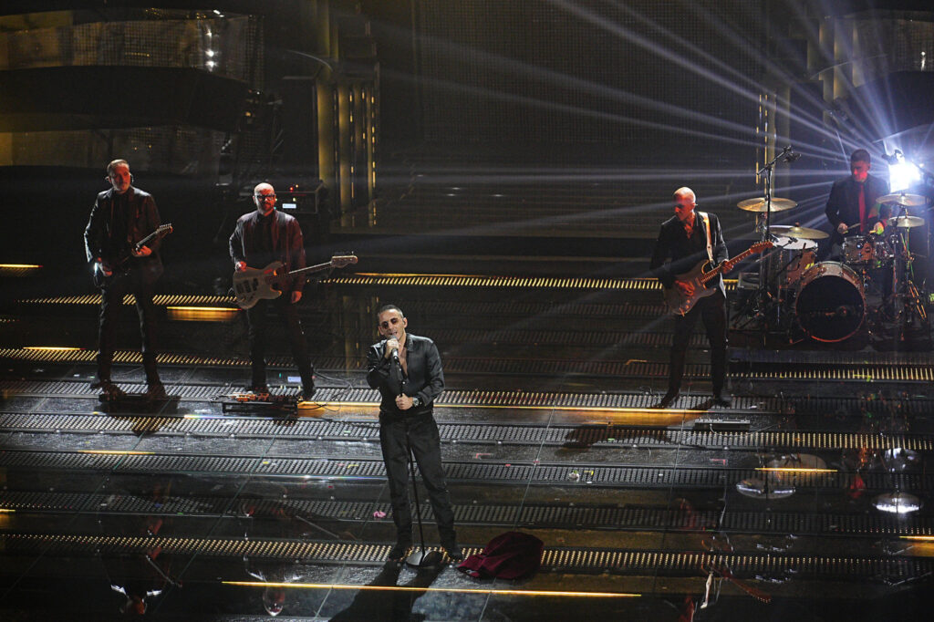 Galleria foto 'Sanremo 2025, dal nero di Giorgia al total white di Tony Effe: tutti i look della prima serata' - foto 27