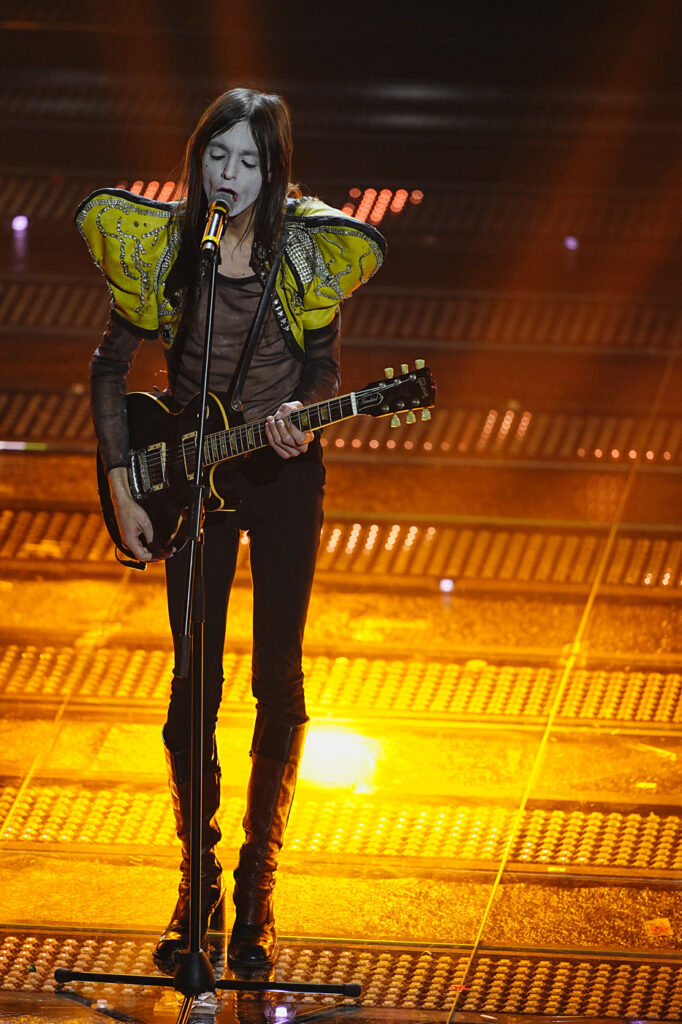 Galleria foto 'Sanremo 2025, dal nero di Giorgia al total white di Tony Effe: tutti i look della prima serata' - foto 26