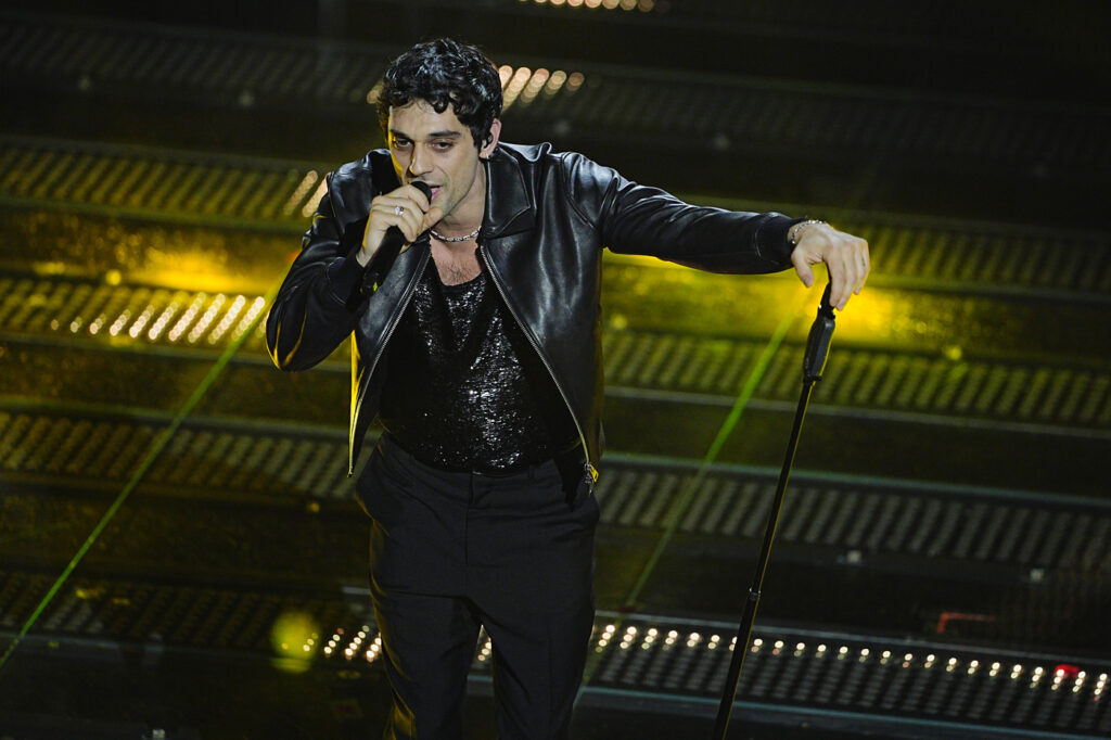 Galleria foto 'Sanremo 2025, dal nero di Giorgia al total white di Tony Effe: tutti i look della prima serata' - foto 28