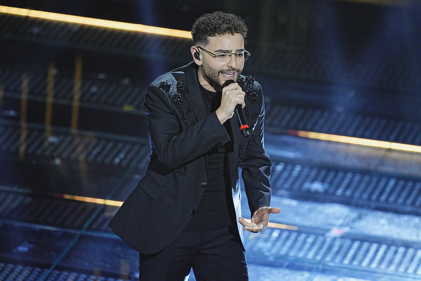 Sanremo 2025, Rocco Hunt a passeggio con la mamma che l’ha raggiunto