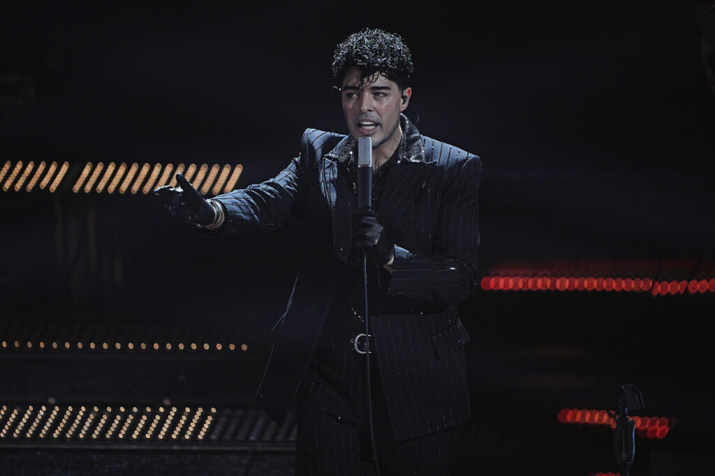 Galleria foto 'Sanremo 2025, dal nero di Giorgia al total white di Tony Effe: tutti i look della prima serata' - foto 34