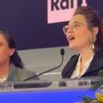 Sanremo 2025, Mira Awad e Noa cantano a cappella in sala stampa