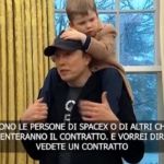 Usa, Elon Musk nello Studio Ovale con in braccio il figlio X risponde alle domande dei giornalisti