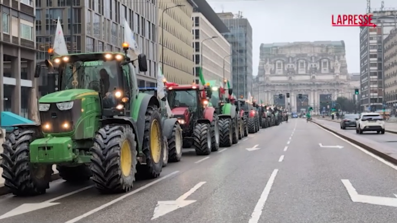 Trattori in protesta a Milano sotto la Regione: “Salviamo l’agricoltura italiana”