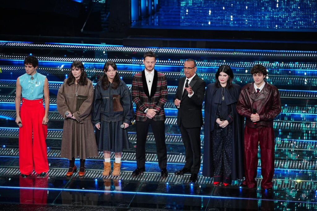 Galleria foto 'Sanremo 2025, dalle piume di Elodie al ‘mocio’ di Malgioglio: i look della seconda serata' - foto 17