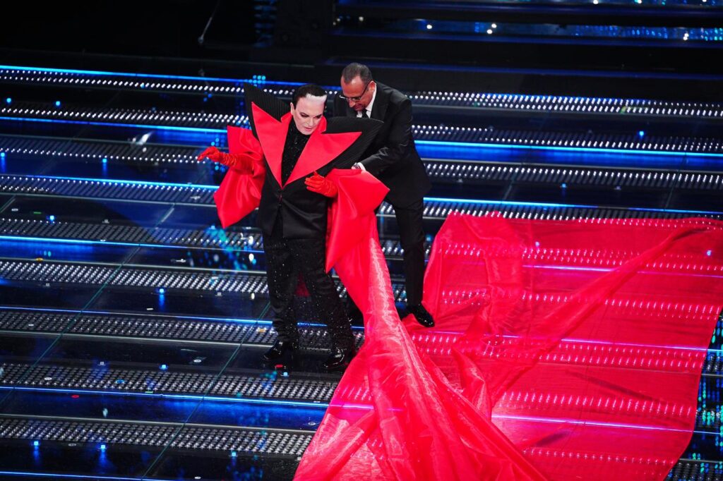 Galleria foto 'Sanremo 2025, dalle piume di Elodie al ‘mocio’ di Malgioglio: i look della seconda serata' - foto 9