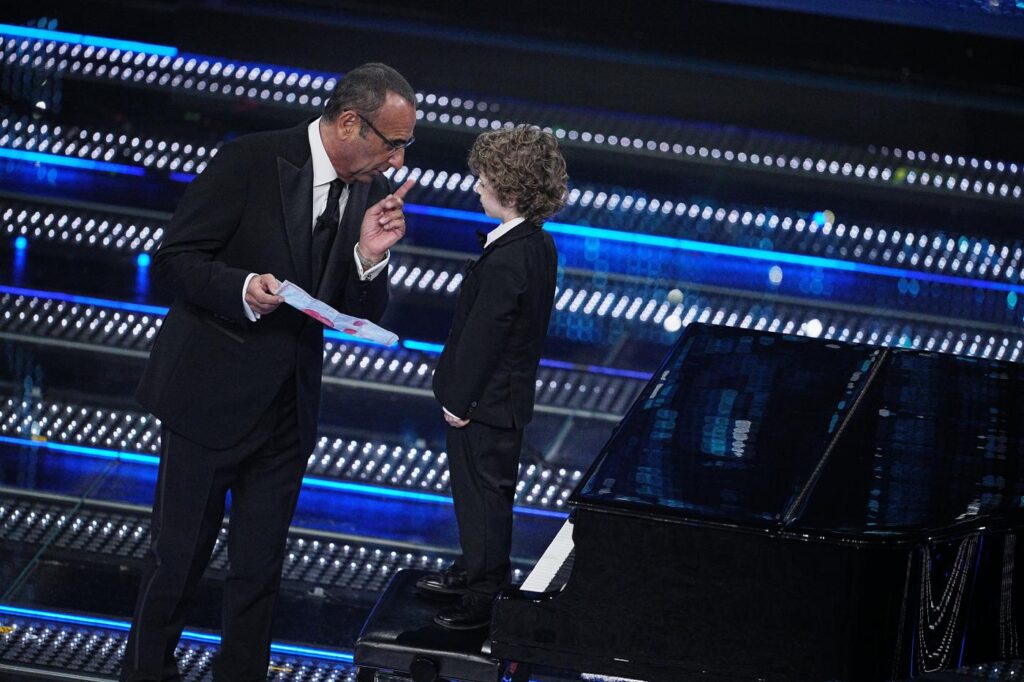 Galleria foto 'Sanremo 2025, dalle piume di Elodie al ‘mocio’ di Malgioglio: i look della seconda serata' - foto 2