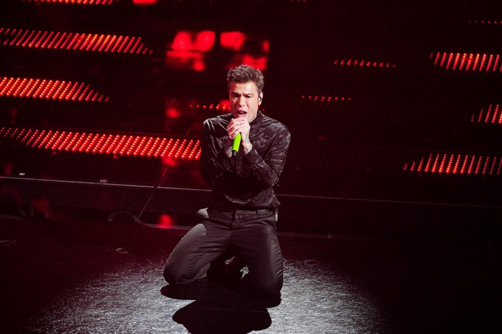 Galleria foto 'Sanremo 2025, dalle piume di Elodie al ‘mocio’ di Malgioglio: i look della seconda serata' - foto 8