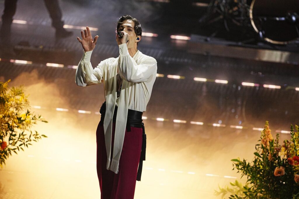 Galleria foto 'Sanremo 2025, dalle piume di Elodie al ‘mocio’ di Malgioglio: i look della seconda serata' - foto 10