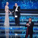 Sanremo 2025, dalle piume di Elodie al ‘mocio’ di Malgioglio: i look della seconda serata