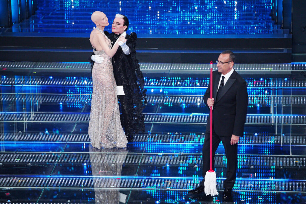 Galleria foto 'Sanremo 2025, dalle piume di Elodie al ‘mocio’ di Malgioglio: i look della seconda serata' - foto 4