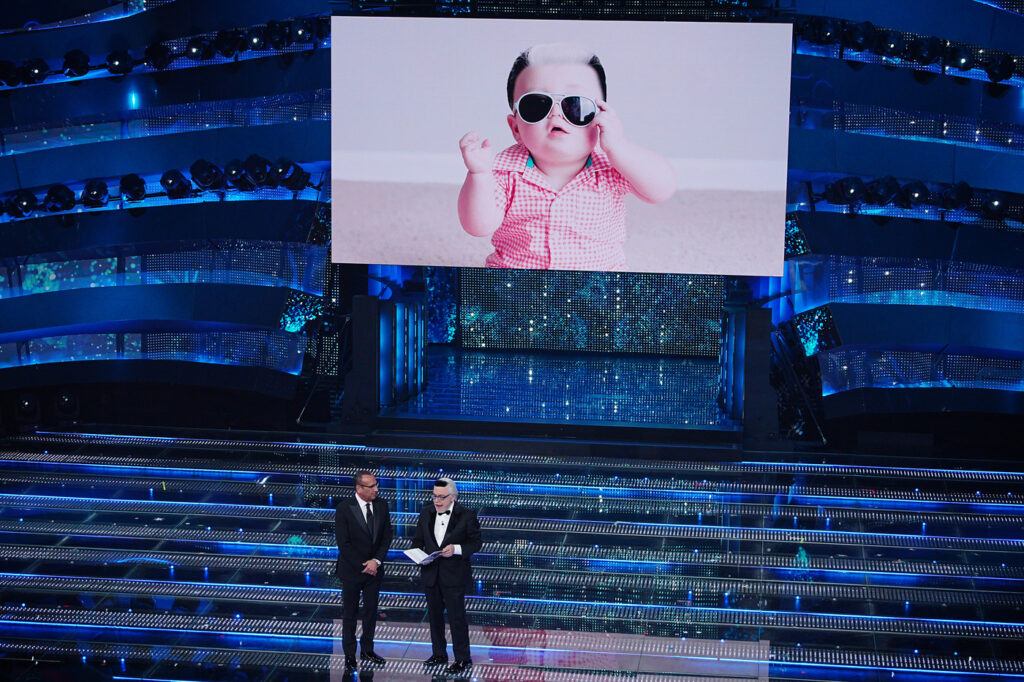 Galleria foto 'Sanremo 2025, dalle piume di Elodie al ‘mocio’ di Malgioglio: i look della seconda serata' - foto 13