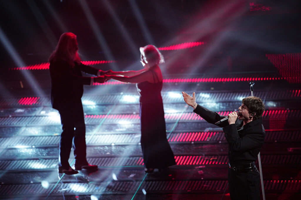 Galleria foto 'Sanremo 2025, dalle piume di Elodie al ‘mocio’ di Malgioglio: i look della seconda serata' - foto 16