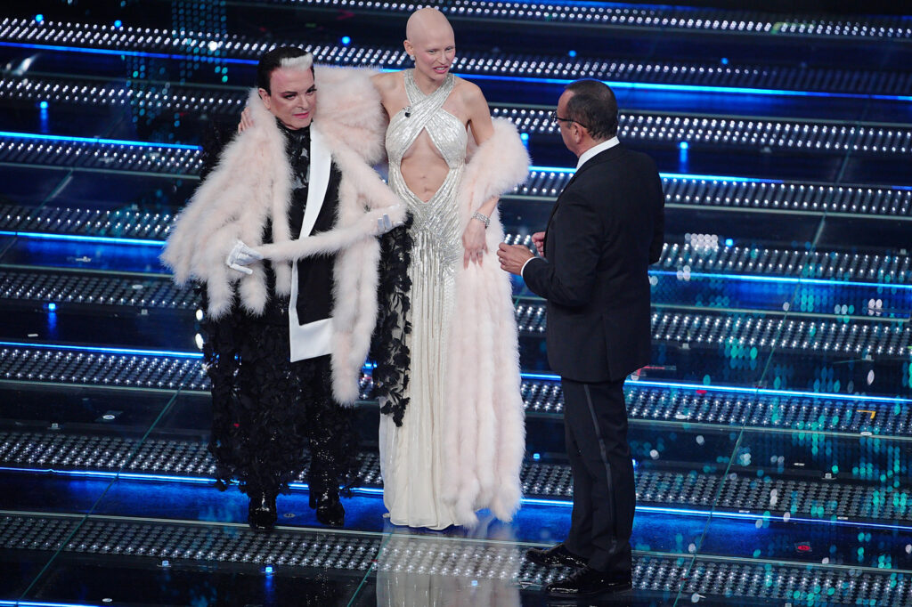 Galleria foto 'Sanremo 2025, dalle piume di Elodie al ‘mocio’ di Malgioglio: i look della seconda serata' - foto 5