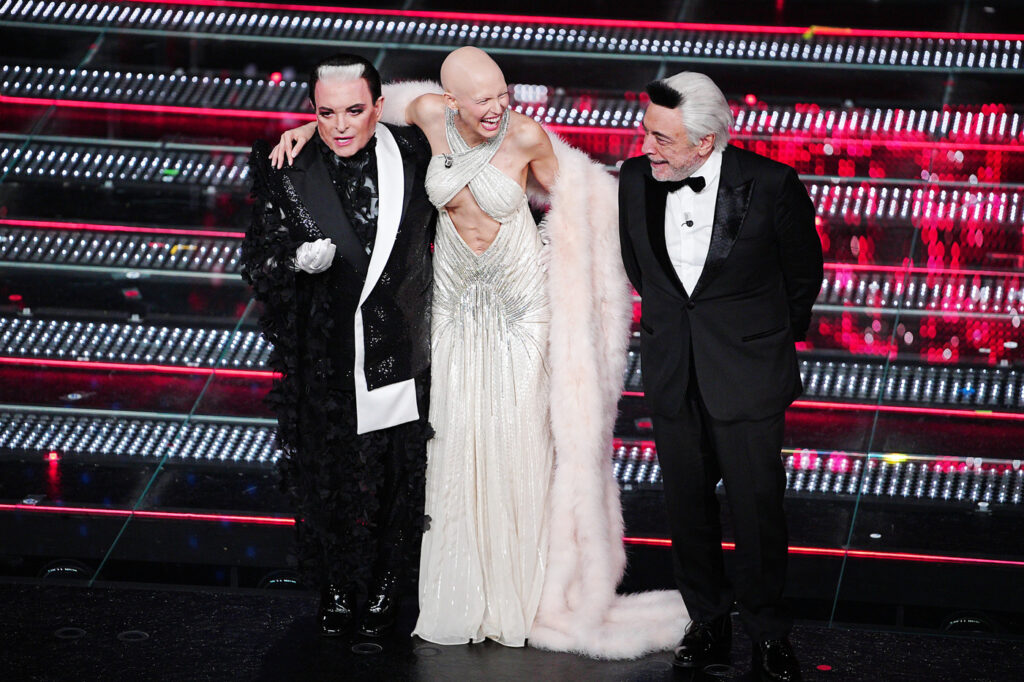 Galleria foto 'Sanremo 2025, dalle piume di Elodie al ‘mocio’ di Malgioglio: i look della seconda serata' - foto 14