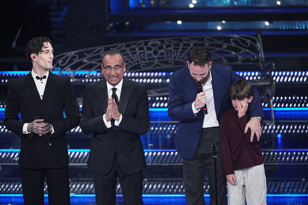 Galleria foto 'Sanremo 2025, dalle piume di Elodie al ‘mocio’ di Malgioglio: i look della seconda serata' - foto 12