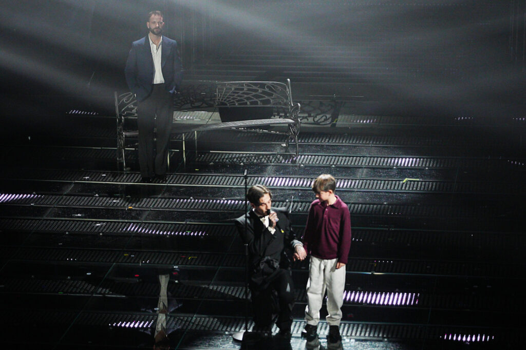 Galleria foto 'Sanremo 2025, dalle piume di Elodie al ‘mocio’ di Malgioglio: i look della seconda serata' - foto 11