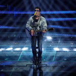 Sanremo 2025, Bennato con il nastro nero sulle scarpe