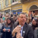 Sanremo 2025, Francesco Gabbani improvvisa un live tra i fan