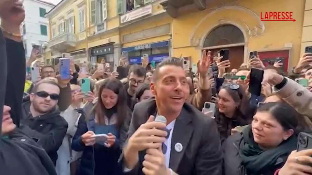 Sanremo 2025, Francesco Gabbani improvvisa un live tra i fan