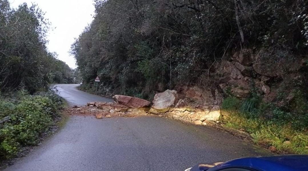 Maltempo in Toscana, barche rovesciate a Talamone e frana all’Elba