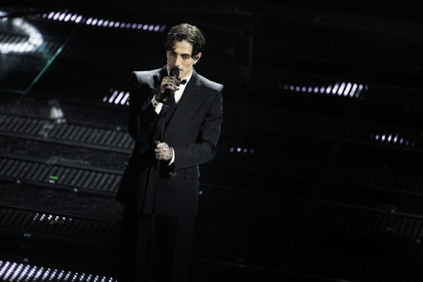 Sanremo 2025, Damiano celebra Lucio Dalla con Alessandro Borghi