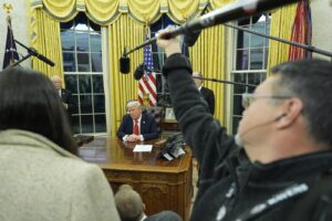 Donald Trump firma ordini esecutivi davanti ai reporters nello Studio Ovale