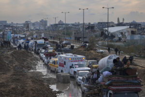 Palestinesi sfollati trasportano i loro averi diretti verso la Striscia di Gaza.