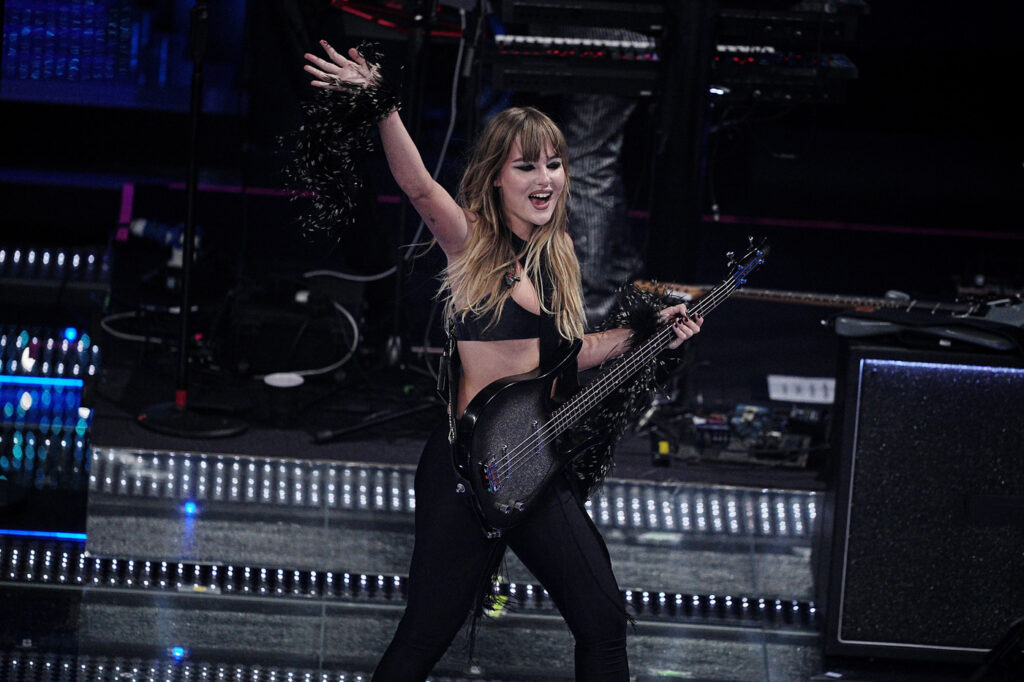 Galleria foto 'Sanremo 2025, i look della terza serata: dall’eleganza di Miriam Leone alla esuberante Katia Follesa' - foto 2