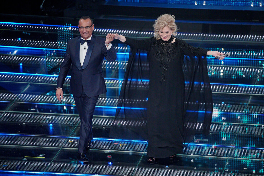 Galleria foto 'Sanremo 2025, i look della terza serata: dall’eleganza di Miriam Leone alla esuberante Katia Follesa' - foto 3